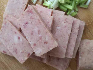 8、牛肉火锅,将午餐肉也切成片。