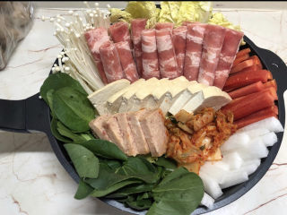 11、牛肉火锅,最后放入牛肉卷,可以多放一些。