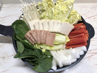 9、牛肉火锅,把准备好的蔬菜豆腐等,依次放入锅内。