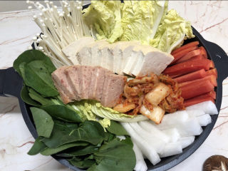 10、牛肉火锅,切一些辣白菜口味就更好啦。