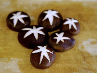 12、牛肉火锅,香菇,用小刀切出花型。