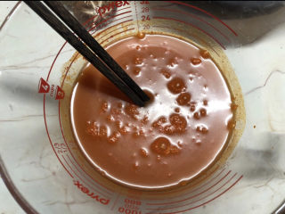 13、牛肉火锅,他直接超市买的韩式火锅调味料,加一点水搅拌。