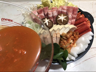 14、牛肉火锅,将准备好的汤汁直接倒入锅内,上煤气煮开煮熟就可以了。