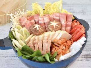 15、牛肉火锅,这个火锅颜色搭配很好看哦,看着是不是很有食欲呀。