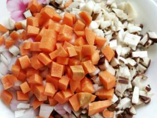 1、香菇肉末酱,胡萝卜洋葱香菇切丁备用