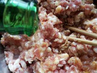 2、香菇肉末酱,肉末加五香粉啤酒酱油拌匀备用（家里啤酒没人喝，就用来做菜了）