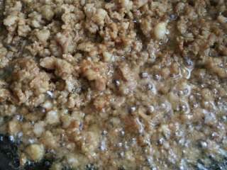 3、香菇肉末酱,炒锅烧热，倒入色拉油爆香蒜姜末，加肉末炒出油