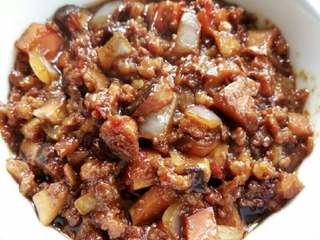 5、香菇肉末酱,酱香浓郁很下饭哦，一次可以多做点放冰箱保存。