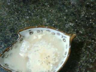 1、红糖芝麻包,酵母用温水化开