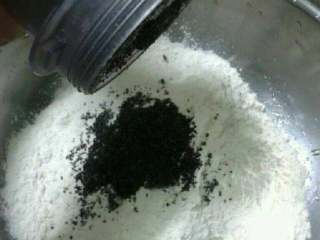 3、红糖芝麻包,黑芝麻打碎加入面粉里