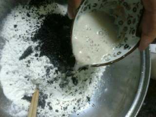 4、红糖芝麻包,加入酵母