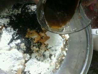 5、红糖芝麻包,加入红糖水