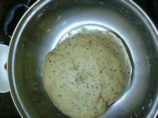 6、红糖芝麻包,用筷子搅拌成雪花状再用手揉至光面放温水发酵