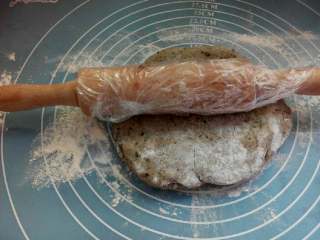 8、红糖芝麻包,然后把面团擀开