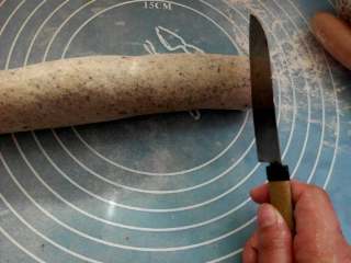 12、红糖芝麻包,用刀切成小块