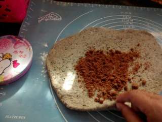 10、红糖芝麻包,然后用手卷起来