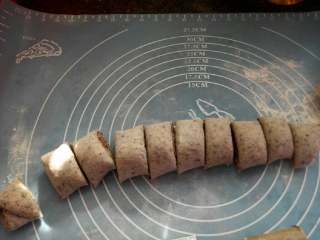 13、红糖芝麻包,切好的