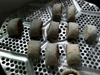 14、红糖芝麻包,然后码在蒸架上进行二次发酵10分钟。然后冷水上锅蒸15分钟。