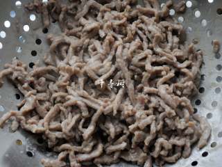 7、经典家常菜之鱼香肉丝（清真牛肉版）,炒好的肉丝捞出备用。