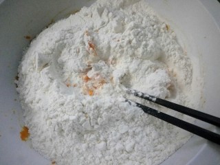 4、招蜂引蝶～花样馒头,放凉的南瓜泥里加面粉，牛奶化开的酵母搅拌