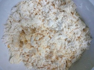 5、招蜂引蝶～花样馒头,用手将南瓜泥和面粉和成面絮状，根据面粉和南瓜泥的吸水量添加牛奶