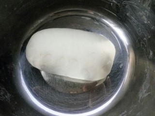 7、招蜂引蝶～花样馒头,接下来和白色面团，面粉用牛奶化开的酵母和成光滑的面团