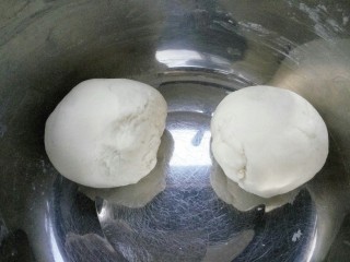 8、招蜂引蝶～花样馒头,将白色面团分两份，其中一份加入黑芝麻揉成黑色面团