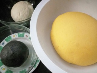 9、招蜂引蝶～花样馒头,现在我们有了三个颜色的面团了，盖锅盖或保鲜膜发酵至1.5倍大