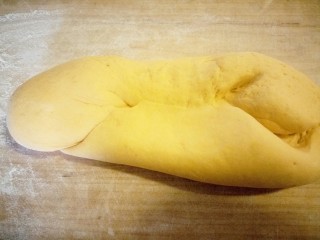 11、招蜂引蝶～花样馒头,发好的面团放案板上多揉一揉进行排气