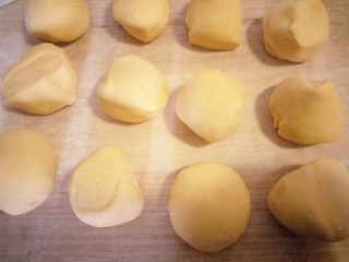 12、招蜂引蝶～花样馒头,将南瓜面团切成小块