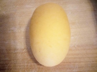 13、招蜂引蝶～花样馒头,把切成小块的黄色面团揉成椭圆形，小蜜蜂的身体就做好了