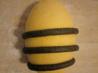 16、招蜂引蝶～花样馒头,将黑色小细条缠在椭圆形的面团上，最少缠两圈