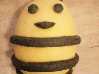 17、招蜂引蝶～花样馒头,再添加上眼睛，嘴巴，耳朵，缝针，小蜜蜂的身体就做好了（蜂针后面的图加上了????）