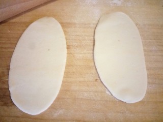 18、招蜂引蝶～花样馒头,擀两个白色面片