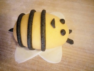 20、招蜂引蝶～花样馒头,将身体和翅膀粘在一起，小蜜蜂就OK了