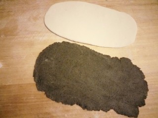 21、招蜂引蝶～花样馒头,白色面团片和黑色面片各擀一张差不多大小