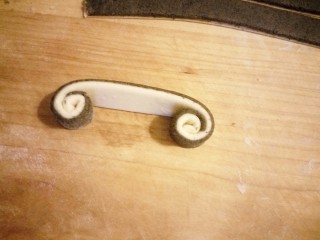 24、招蜂引蝶～花样馒头,白色面片向里卷，如图