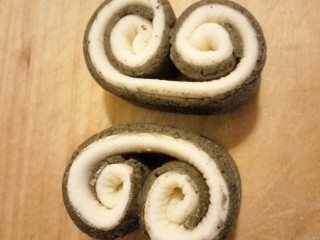 25、招蜂引蝶～花样馒头,都卷好之后用水粘好