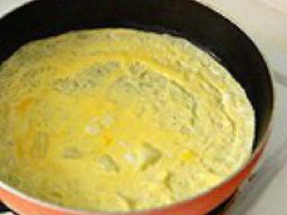 1、韩式紫菜包饭,将鸡蛋打散，摊成蛋饼（摊蛋饼 的方法我在以前的博文中有说， 找不到的话，参照我5号发的做 早餐鸡蛋饼的做法也行，重要的 是抹油、小火）