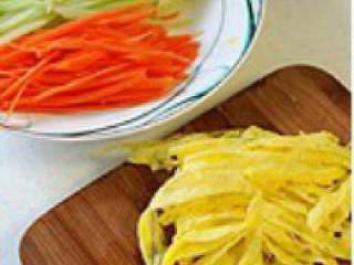 2、韩式紫菜包饭,将黄瓜、胡萝卜、做好的鸡蛋饼 全部切丝。