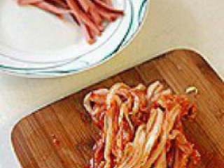 3、韩式紫菜包饭,韩式泡菜，火腿都切成丝。