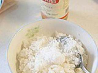 4、韩式紫菜包饭,将刚出锅的米饭剩热加入适量的 醋、糖、盐拌匀。