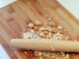 5、韩式紫菜包饭,将杏仁用擀面杖压碎（不要太碎 ，这样口感上会层次分明）。