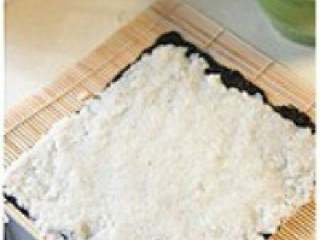 6、韩式紫菜包饭,取竹帘，放上一片烤紫菜，再放 上米饭，用沾水的大勺子，或者 直接用沾水的手将米饭均匀地压 实在紫菜上，只在不靠近自己的 那一头留1cm的边沾合用（准备 工作时，要弄一碗凉白开或矿泉 水，用来沾手或勺子用，这样， 米饭就不会沾手啦）。