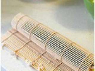 8、韩式紫菜包饭,将竹帘卷起，然后，一手继续卷 ，一边卷一边用除大拇指外的四 指扣紧卷起的竹帘往自己的方向 拉，另一只手拉住竹帘不靠近自 己的那一头，往与前只手的反方 向拉，全部卷起后再双手合力挤 几下竹帘卷（这样包出来紫菜包 饭没法不紧）。