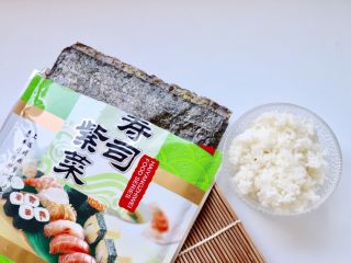 1、自制日式寿司,主食材准备：米饭、紫菜2张