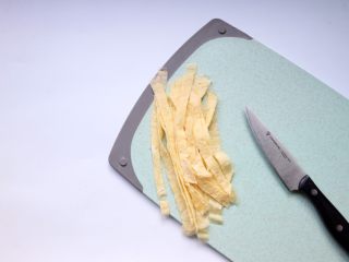 6、自制日式寿司,蛋皮切均等长条