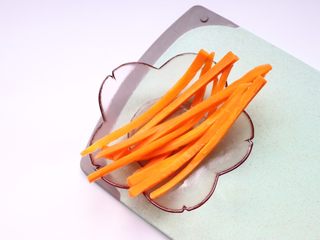 7、自制日式寿司,胡萝卜在开水中煮30秒至1分钟捞出沥水备用（煮的时候可以加少许油，胡萝卜颜色更漂亮）