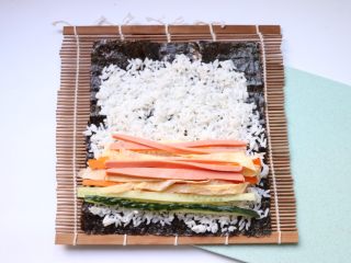 11、自制日式寿司,放上火腿肠