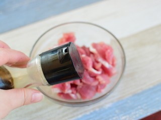 3、辣椒炒肉片,辣椒加生抽